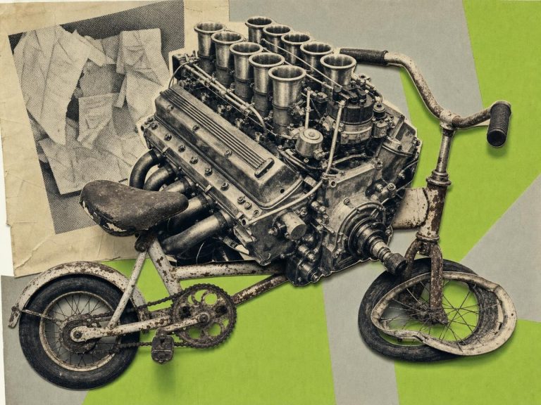 Mini-moto ancienne équipée d’un imposant moteur à huit cylindres